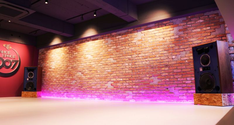 DANCE SPACE 007の赤レンガとLED照明のスタジオ